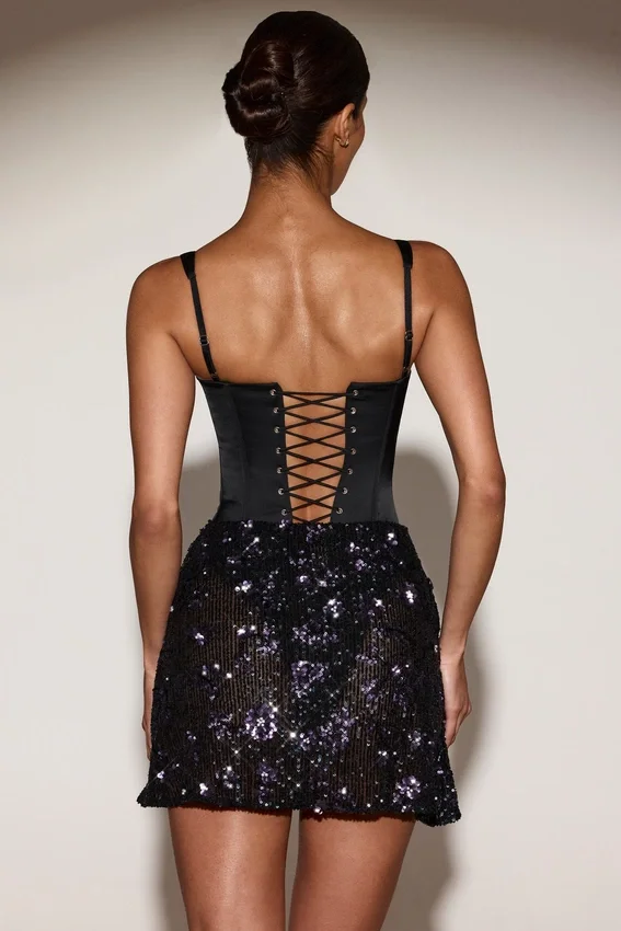 Vestido corto Eira con corsé de satén y falda adornada en negro y morado Vestido corto Eira con corsé de satén y falda adornada en negro y morado