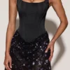 Vestido corto Eira con corsé de satén y falda adornada en negro y morado Vestido corto Eira con corsé de satén y falda adornada en negro y morado