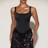 Vestido corto Eira con corsé de satén y falda adornada en negro y morado Vestido corto Eira con corsé de satén y falda adornada en negro y morado
