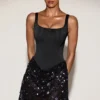 Vestido corto Eira con corsé de satén y falda adornada en negro y morado Vestido corto Eira con corsé de satén y falda adornada en negro y morado