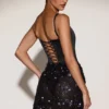 Vestido corto Eira con corsé de satén y falda adornada en negro y morado Vestido corto Eira con corsé de satén y falda adornada en negro y morado