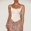 Vestido corto Eira con corsé de satén y falda adornada en oro rosa Vestido corto Eira con corsé de satén y falda adornada en oro rosa