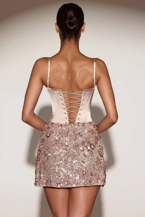 Vestido corto Eira con corsé de satén y falda adornada en oro rosa Vestido corto Eira con corsé de satén y falda adornada en oro rosa