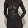 Vestido corto Eirlys de encaje transparente con cuello barco en negro Vestido corto Eirlys de encaje transparente con cuello barco en negro