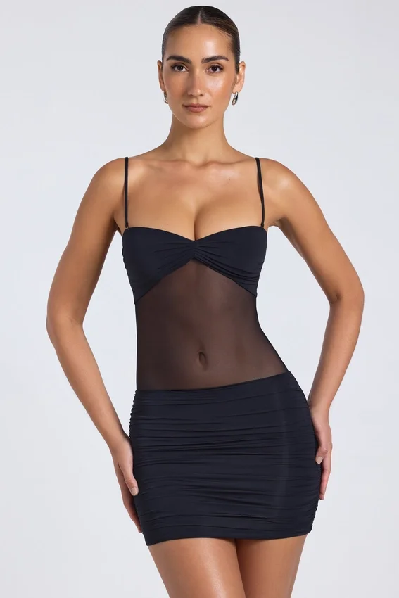 Vestido corto Eislyn con paneles transparentes y fruncidos en negro Vestido corto Eislyn con paneles transparentes y fruncidos en negro