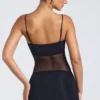 Vestido corto Eislyn con paneles transparentes y fruncidos en negro Vestido corto Eislyn con paneles transparentes y fruncidos en negro
