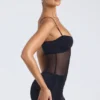 Vestido corto Eislyn con paneles transparentes y fruncidos en negro Vestido corto Eislyn con paneles transparentes y fruncidos en negro
