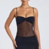 Vestido corto Eislyn con paneles transparentes y fruncidos en negro Vestido corto Eislyn con paneles transparentes y fruncidos en negro