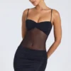 Vestido corto Eislyn con paneles transparentes y fruncidos en negro Vestido corto Eislyn con paneles transparentes y fruncidos en negro