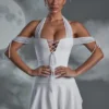 Vestido corto Elvyra con cuello halter y cordones en blanco Vestido corto Elvyra con cuello halter y cordones en blanco