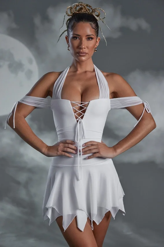 Vestido corto Elvyra con cuello halter y cordones en blanco Vestido corto Elvyra con cuello halter y cordones en blanco