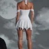 Vestido corto Elvyra con cuello halter y cordones en blanco Vestido corto Elvyra con cuello halter y cordones en blanco