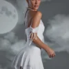 Vestido corto Elvyra con cuello halter y cordones en blanco Vestido corto Elvyra con cuello halter y cordones en blanco