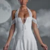 Vestido corto Elvyra con cuello halter y cordones en blanco Vestido corto Elvyra con cuello halter y cordones en blanco