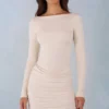Vestido corto Eska de modal con cuello barco, drapeado y manga larga en color marfil Vestido corto Eska de modal con cuello barco, drapeado y manga larga en color marfil