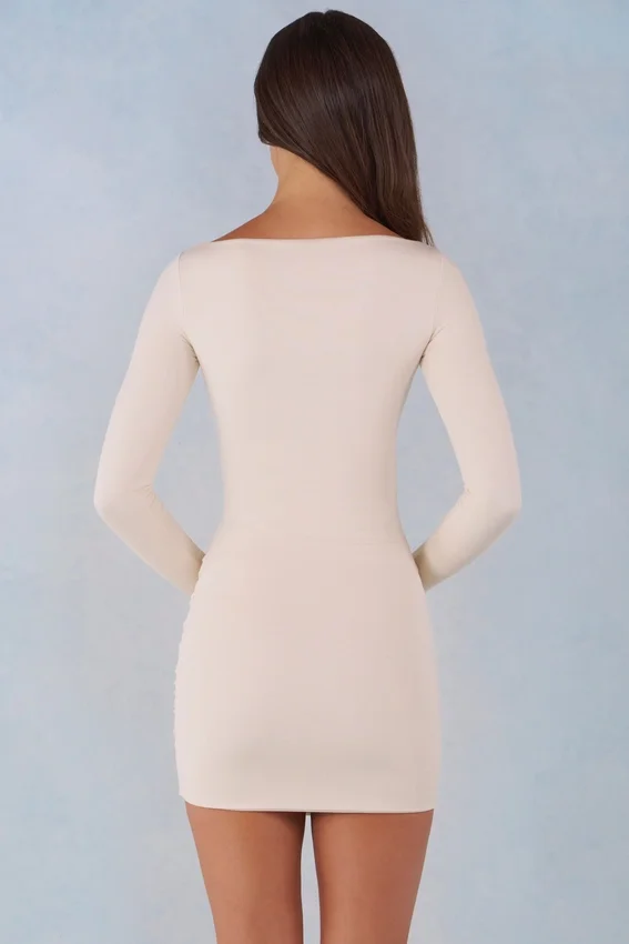 Vestido corto Eska de modal con cuello barco, drapeado y manga larga en color marfil Vestido corto Eska de modal con cuello barco, drapeado y manga larga en color marfil