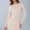 Vestido corto Eska de modal con cuello barco, drapeado y manga larga en color marfil Vestido corto Eska de modal con cuello barco, drapeado y manga larga en color marfil