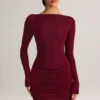Vestido corto Eska de modal con cuello barco, drapeado y manga larga en color vino Vestido corto Eska de modal con cuello barco, drapeado y manga larga en color vino