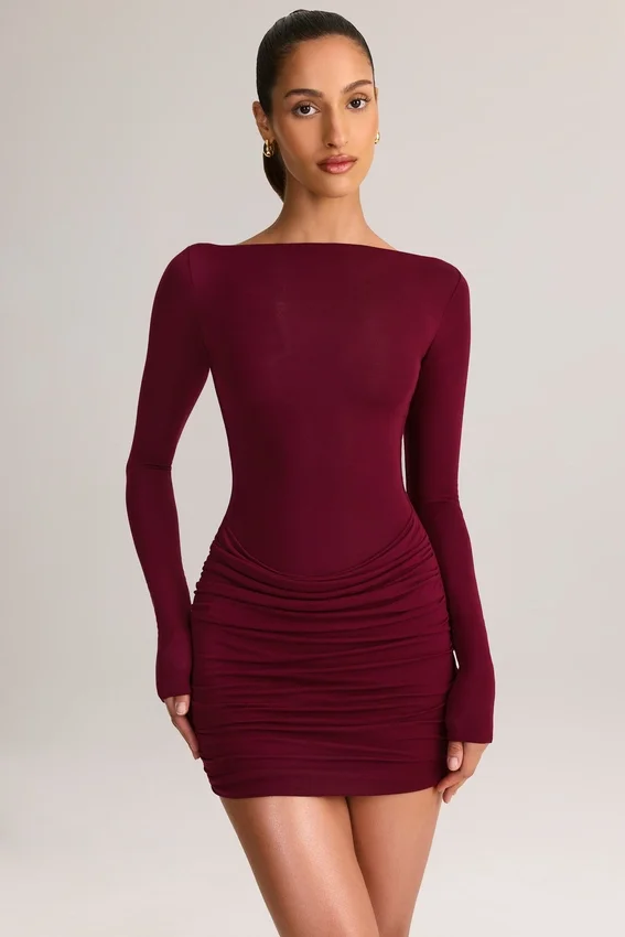Vestido corto Eska de modal con cuello barco, drapeado y manga larga en color vino Vestido corto Eska de modal con cuello barco, drapeado y manga larga en color vino