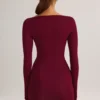 Vestido corto Eska de modal con cuello barco, drapeado y manga larga en color vino Vestido corto Eska de modal con cuello barco, drapeado y manga larga en color vino