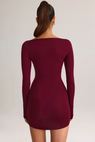 Vestido corto Eska de modal con cuello barco, drapeado y manga larga en color vino Vestido corto Eska de modal con cuello barco, drapeado y manga larga en color vino
