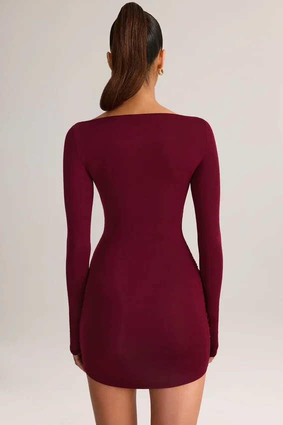 Vestido corto Eska de modal con cuello barco, drapeado y manga larga en color vino Vestido corto Eska de modal con cuello barco, drapeado y manga larga en color vino