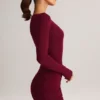 Vestido corto Eska de modal con cuello barco, drapeado y manga larga en color vino Vestido corto Eska de modal con cuello barco, drapeado y manga larga en color vino