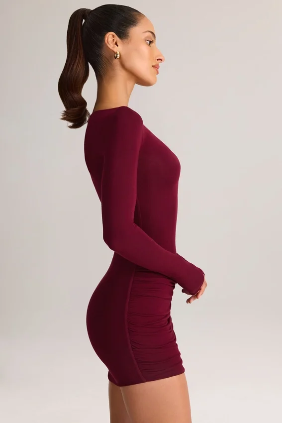 Vestido corto Eska de modal con cuello barco, drapeado y manga larga en color vino Vestido corto Eska de modal con cuello barco, drapeado y manga larga en color vino