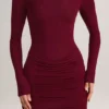 Vestido corto Eska de modal con cuello barco, drapeado y manga larga en color vino Vestido corto Eska de modal con cuello barco, drapeado y manga larga en color vino