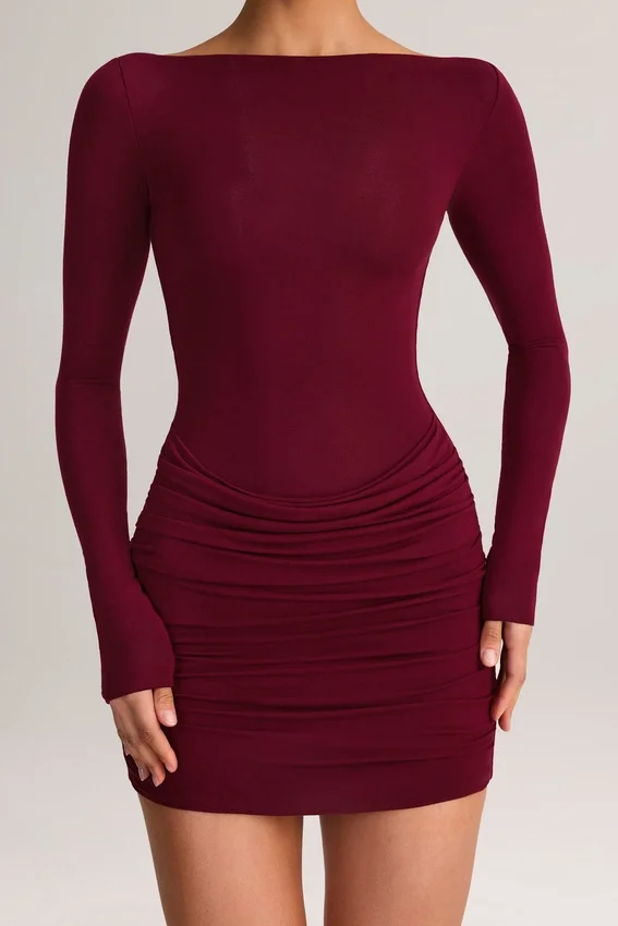 Vestido corto Eska de modal con cuello barco, drapeado y manga larga en color vino Vestido corto Eska de modal con cuello barco, drapeado y manga larga en color vino