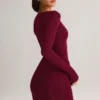 Vestido corto Eska de modal con cuello barco, drapeado y manga larga en color vino Vestido corto Eska de modal con cuello barco, drapeado y manga larga en color vino