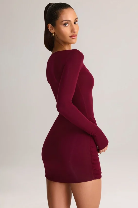 Vestido corto Eska de modal con cuello barco, drapeado y manga larga en color vino Vestido corto Eska de modal con cuello barco, drapeado y manga larga en color vino