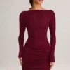 Vestido corto Eska de modal con cuello barco, drapeado y manga larga en color vino Vestido corto Eska de modal con cuello barco, drapeado y manga larga en color vino