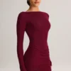 Vestido corto Eska de modal con cuello barco, drapeado y manga larga en color vino Vestido corto Eska de modal con cuello barco, drapeado y manga larga en color vino