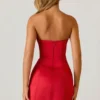 Vestido corto estructurado «Baila» en rojo escarlata Vestido corto estructurado «Baila» en rojo escarlata