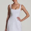 Vestido corto estructurado de corte A con adornos Dominique en blanco Vestido corto estructurado de corte A con adornos Dominique en blanco