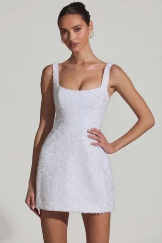 Vestido corto estructurado de corte A con adornos Dominique en blanco Vestido corto estructurado de corte A con adornos Dominique en blanco
