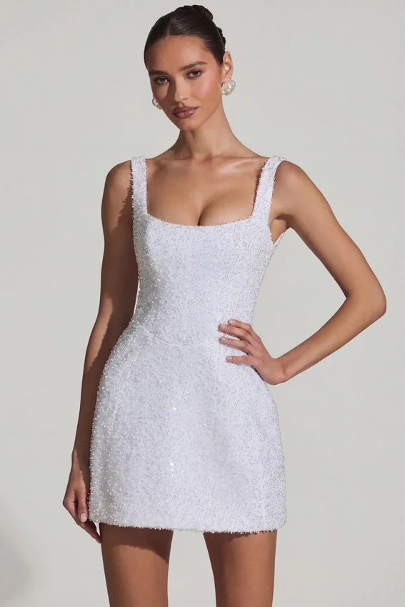 Vestido corto estructurado de corte A con adornos Dominique en blanco Vestido corto estructurado de corte A con adornos Dominique en blanco