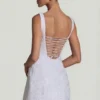 Vestido corto estructurado de corte A con adornos Dominique en blanco Vestido corto estructurado de corte A con adornos Dominique en blanco