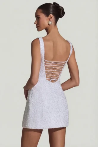 Vestido corto estructurado de corte A con adornos Dominique en blanco Vestido corto estructurado de corte A con adornos Dominique en blanco