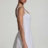Vestido corto estructurado de corte A con adornos Dominique en blanco Vestido corto estructurado de corte A con adornos Dominique en blanco