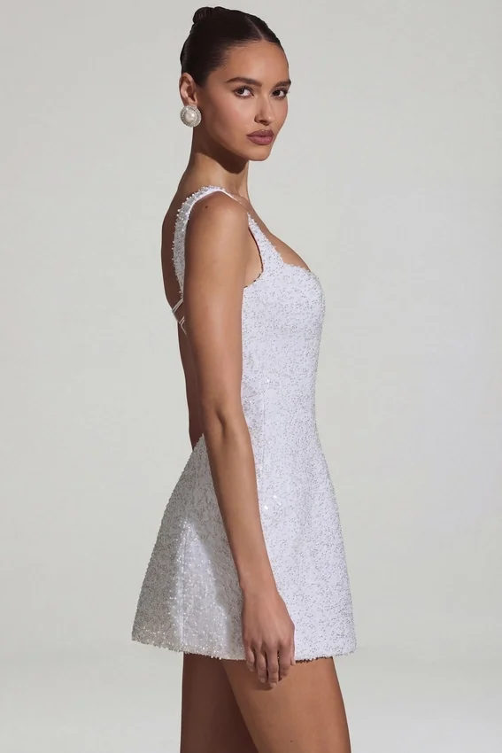Vestido corto estructurado de corte A con adornos Dominique en blanco Vestido corto estructurado de corte A con adornos Dominique en blanco