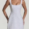 Vestido corto estructurado de corte A con adornos Dominique en blanco Vestido corto estructurado de corte A con adornos Dominique en blanco
