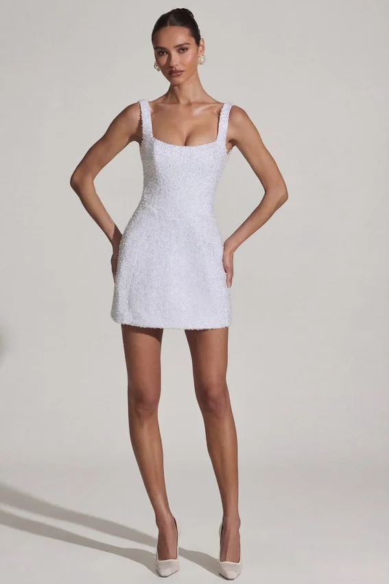 Vestido corto estructurado de corte A con adornos Dominique en blanco Vestido corto estructurado de corte A con adornos Dominique en blanco