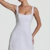 Vestido corto estructurado de corte A con adornos Dominique en blanco Vestido corto estructurado de corte A con adornos Dominique en blanco