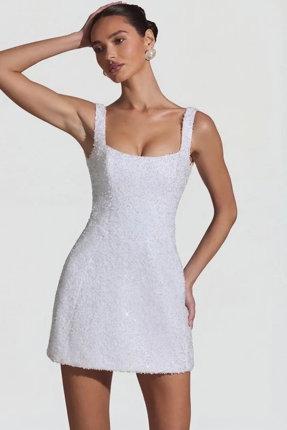 Vestido corto estructurado de corte A con adornos Dominique en blanco Vestido corto estructurado de corte A con adornos Dominique en blanco