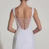 Vestido corto estructurado de corte A con adornos Dominique en blanco Vestido corto estructurado de corte A con adornos Dominique en blanco