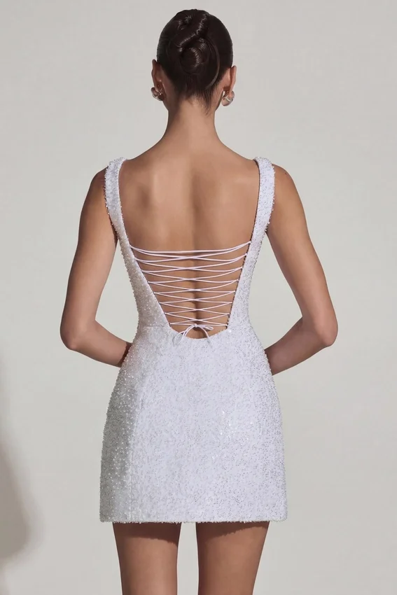 Vestido corto estructurado de corte A con adornos Dominique en blanco Vestido corto estructurado de corte A con adornos Dominique en blanco