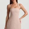 Vestido corto estructurado de corte A con cuello halter y rayas finas Odessa en color champiñón Vestido corto estructurado de corte A con cuello halter y rayas finas Odessa en color champiñón