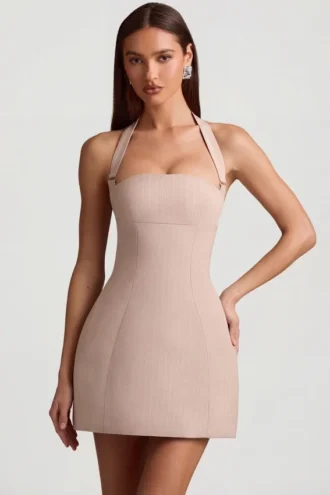 Vestido corto estructurado de corte A con cuello halter y rayas finas Odessa en color champiñón Vestido corto estructurado de corte A con cuello halter y rayas finas Odessa en color champiñón